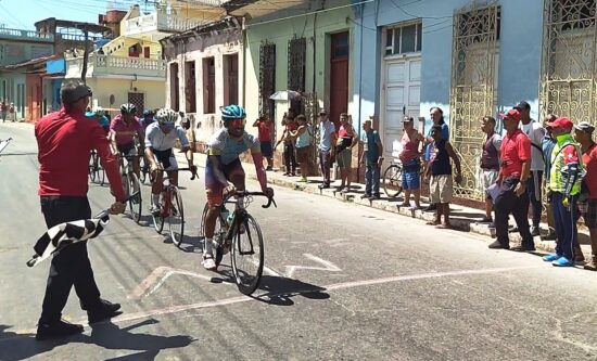 El villaclareño Yerandi Alí domina la meta volante de Trinidad.