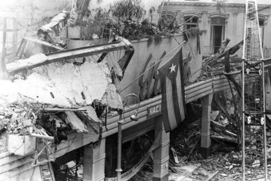 Un horrible acto terrorista destruyó por completo la tienda El Encanto, donde perdió la villa Fe del Valle. Foto: Archivo.