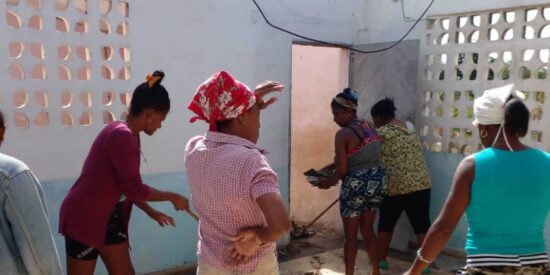 Pobladores de San Pedro ayudan con las labores de limpieza y reparación. Foto: Mayra Fundora Liriano/Educación Trinidad.