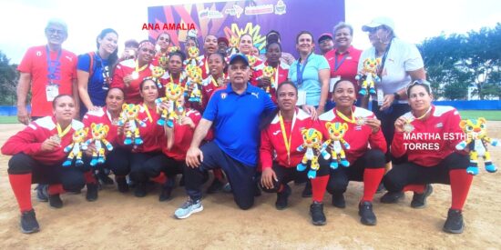 Osvado Vento, presidente del INDER, en la premiación del equipo de softbol DE Cuba, a los V Juegos del ALBA, donde militaron la trinitaria Ana Martha Tores Palenzuela y la yayabera Ana Amalia González.