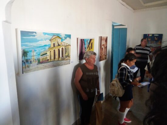 Gisela Marín, Premio de la ACAA, posa frente a sus dos obras.