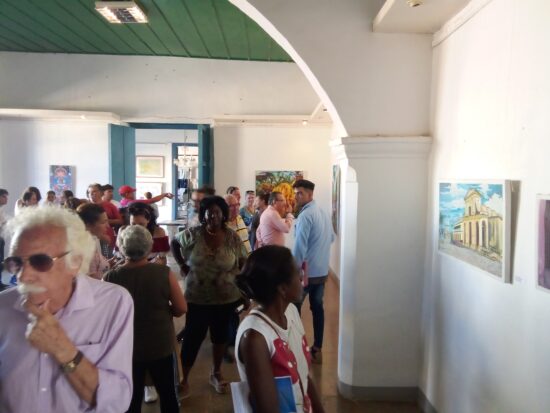 Las dos salas principales de la Galería de Arte Universal de Trinidad, repletas de público, al premiarse e inaugurarse el XXXI Salón de Arte Popular Benito Ortiz Borrell.