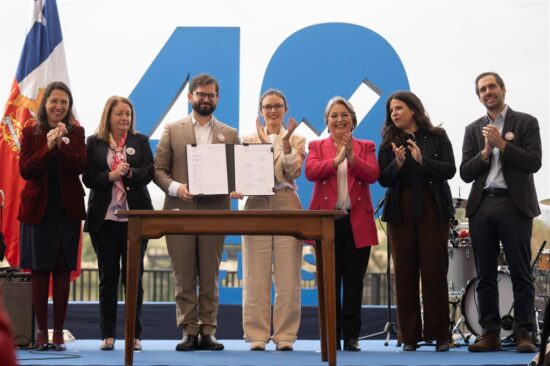 Gabriel Boric dijo que Chile está dando un paso importante hacia un mayor bienestar y mejor calidad de vida para los trabajadores y sus familias. Fotos: Prensa Latina.