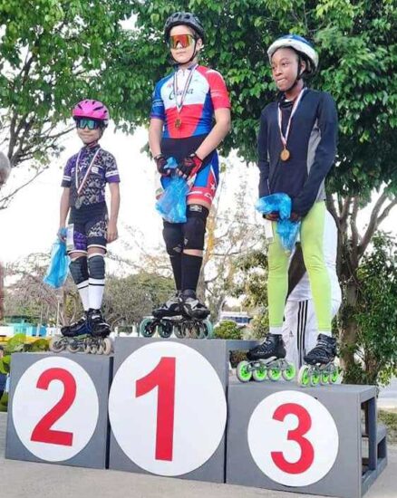 Las trinitarias Giselle y Marila Dianet en lo más alto del podio de premiaciones del Varadero Skate Marathon.