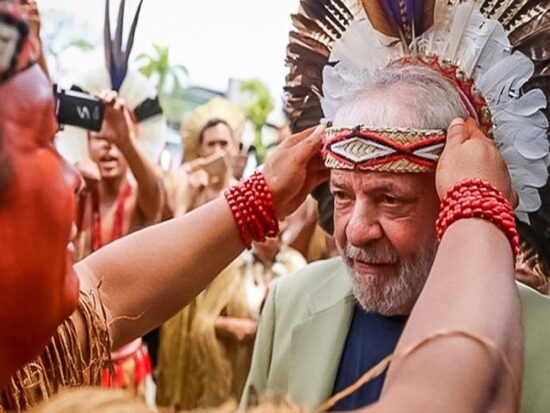 Lula con los pueblos indígenas de Brasil, retomando la agenda con los pueblos originarios, olvidados durante la administración de Bolsonaro. Foto: PL.