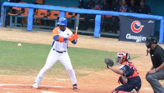 Mendoza continúa con el bate encendido en inicio de Serie Nacional de Béisbol.