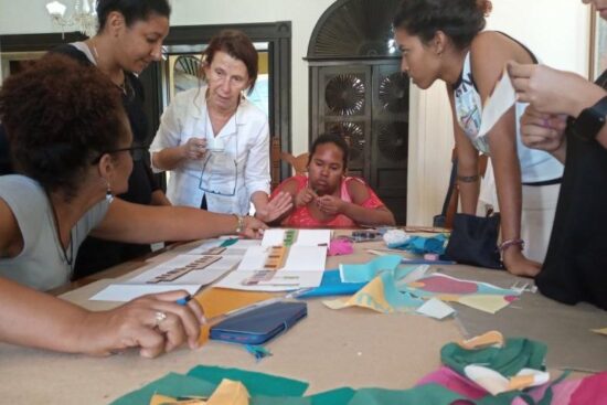 Mirén Orrmaechea, responsable del grupo de Cuba de la ONG Arquitectura sin fronteras comparte sus ideas con las participantes en el taller. Fotos: Ana Martha Panadés/Escambray.