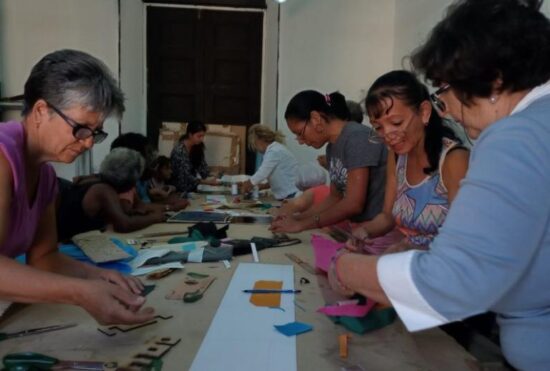 Mujeres empoderadas participan en este primer taller de artesanía reciclable Construye tu calle.