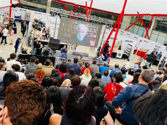 Noam Chomsky participa, de forma virtual, en la Feria del Libro de Santiago de Chile. Fotos: PL.