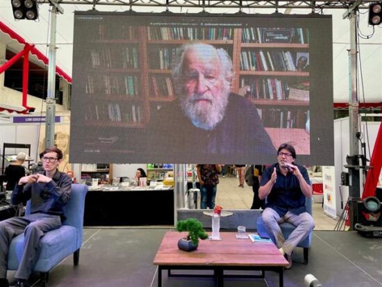 El politólogo estadounidense Noam Chomsky participa, de forma telemática, en la Feria del Libro de Santiago de Chile.