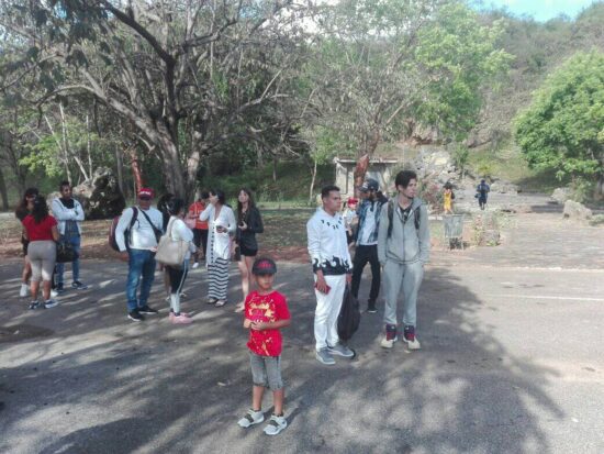 Realizadores de TV Camagüey en el monumento a Alberto Delgado Delgado, en las cercanías de la finca Masinicú, a la vera del río Guaurabo. 