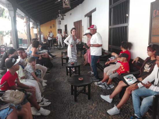 Realizadores de TV Camagüey disfrutan de La Canchánchara, famoso centro turístico de Trinidad.