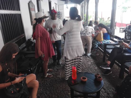 Realizadores de TV Camagüey disfrutan de La Canchánchara, famoso centro turístico de Trinidad.