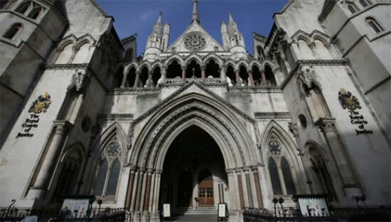 Fachada de las Reales Cortes de Justicia en Londres, donde se encuentra la Alta Corte de Inglaterra y Gales. Foto: AFP.