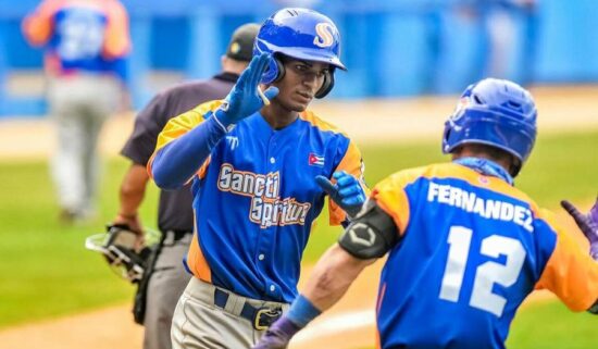 El trinitario Rodolexis Moreno comanda varios departamentos ofensivos dentro del equipo de los Gallos. Foto Abel Rojas.