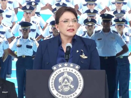 Xiomara Castro, en el acto por el aniversario 92 de la creación de la Fuerza Aérea hondureña. Foto: Prensa Latina.