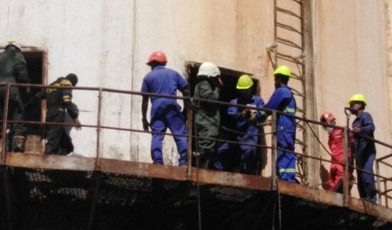 Bomberos y rescatistas retiran ladrillos del interior de la chimenea de la industria matancera, donde aún están sepultados tres trabajadores. Fotos: José Miguel Solís/Facebook.