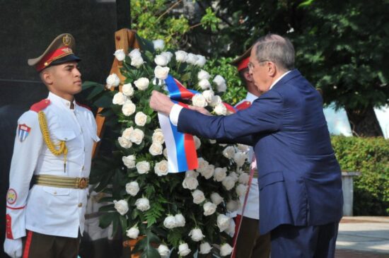 Lavrov rindió tributo al Héroe Nacional de Cuba, José Martí.