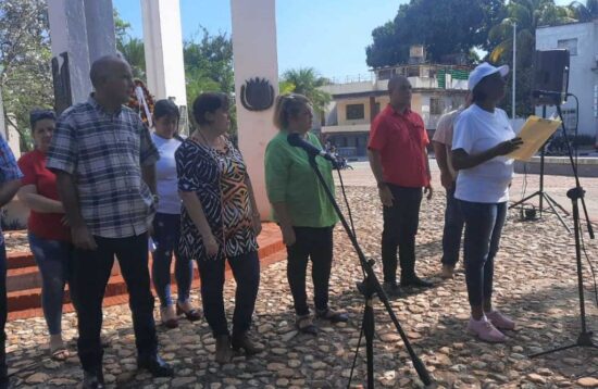 Ekaterina Gowen Dickinson, Secretaria General de la CTC en Sancti Spíritus, dio lectura a la convocatoria desde el Memorial de los Mártires de la ciudad del Yayabo.