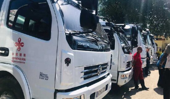El donativo se compone de camiones desobstructores de alta presión, camiones limpia fosas, ómnibus, camiones hormigonera, cuñas tractoras, entre otros. Foto: Canal Habana/Facebook.