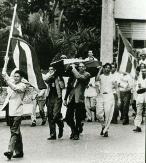 Los estudiantes hacen un entierro simbólico de la Constitución. Foto: Archivo/Granma.