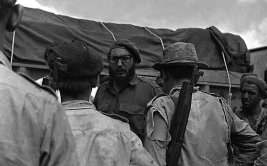 Fidel dialoga con los milicianos durante la invasión a Playa Girón, el 17 de abril de 1961. Foto: Joaquín Viñas/ Sitio Fidel Soldado de las Ideas.