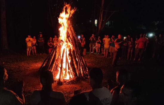 A las 9:30 p. m. se encendió la fogata antimperialista como gesto simbólico de denuncia por los años de agresiones del gobierno estadounidense contra la isla. Foto: José Lázaro peña/Escambray.