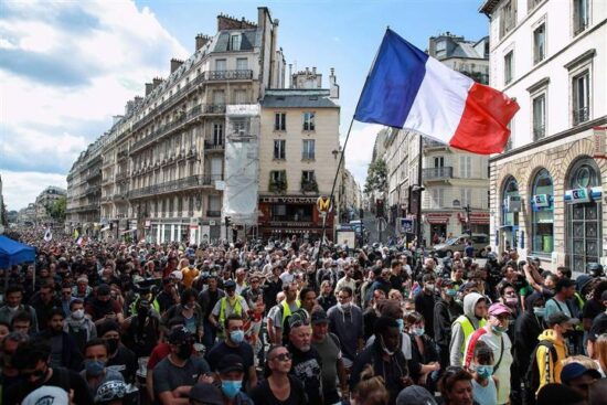 La reforma de jubilación, ya aprobada, sigue generando descontentos en la clase pobrera francesa, lo cual se manifiesta en huelgas y protestas. Foto: PL.