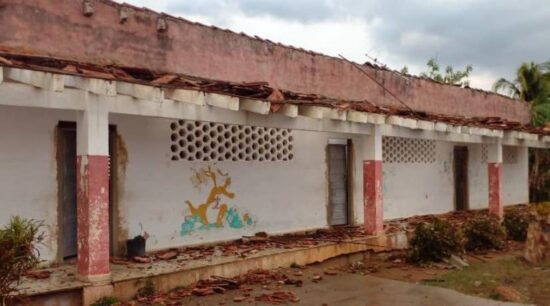 La escuela primaria Esteban Hernández figura entre los locales con afectaciones.