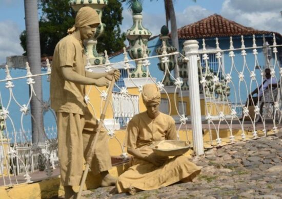 Estatuas vivientes, con actores del Grupo de Teatro La Trinidad, animan el Centro Histórico de Trinidad.