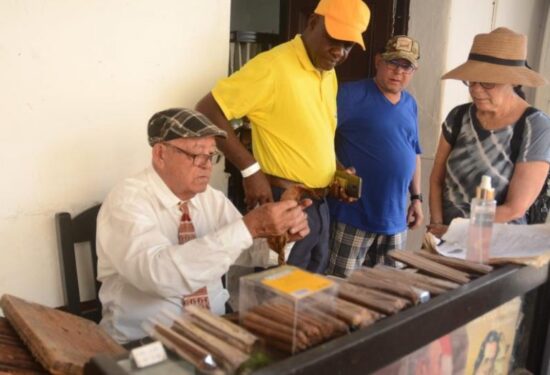 Lo mismo en las dos Casas del Tabaco de Trinidad, que en La Canchánchara, o en otros centros del turismo, es habitual encontrar torcedores de tabaco, en plena faena, para placer de los fumadores de un buen habano.