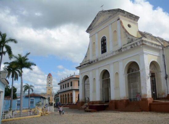 Vista parcial de la Plaza Mayor, en el Centro Histórico de Trinidad. En primer plano, la Iglesia Parroquial Mayor Santísima Trinidad.