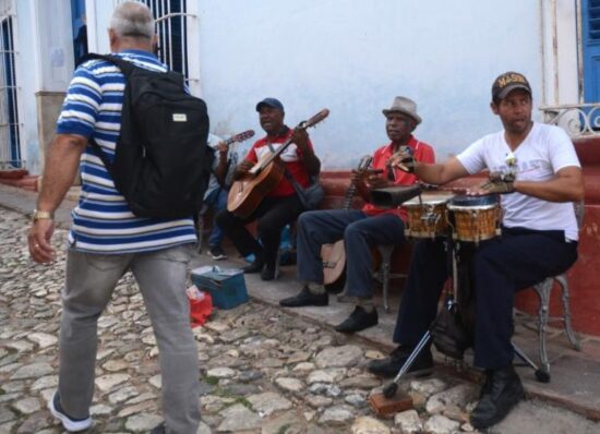 Frente a la Casa de Cultura Julio Cueva Díaz, de Trinidad, es constante la animación con grupos de música tradicional.