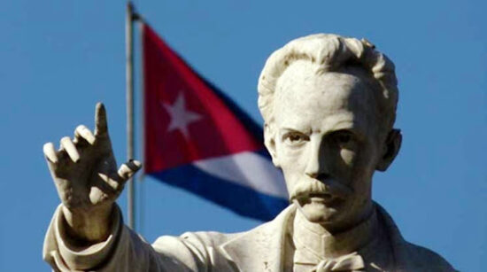 De la mano de la Sociedad Económica de Amigos del País, homenaje a nuestro Héroe Nacional José Martí, en el aniversario 128 de su caída en combate. Foto: ACN.