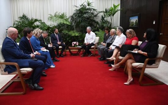 El Presidente de la República, Miguel Díaz-Canel Bermúdez, sostuvo un encuentro en la tarde de este martes con Maksim S. Oreshkin, asesor del Presidente de la Federación de Rusia, quien vino acompañado por representantes de varias empresas y compañías rusas. Foto: Presidencia Cuba.