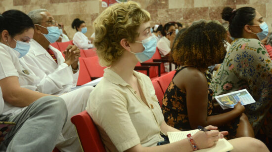 Los integrantes del XVI Contingente de la Brigada Internacional Primero de Mayo, de Trabajo Voluntario y Solidaridad con Cuba, reciben informaciones sobre la realidad socioeconómica cubana, y en especial de nuestro sistema de Salud.