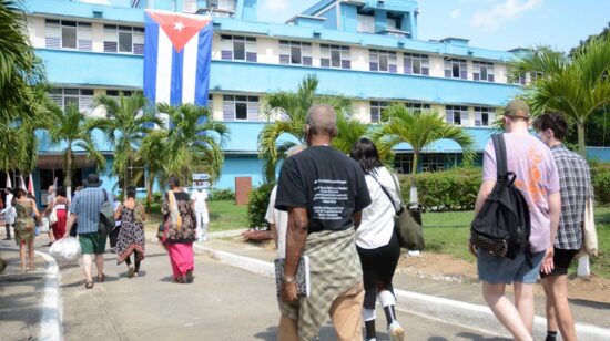 Los miembros de la brigada solidaria con Cuba llegan al Hospital Provincial Camilo Cienfuegos, de Sancti Spíritus. Fotos: Oscar Alfonso Sosa/ACN.