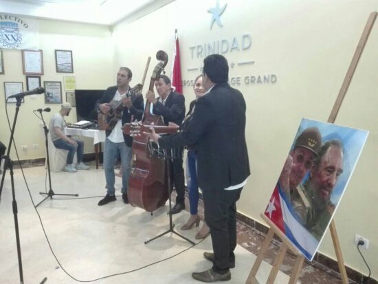Trabajadores del hotel Iberostar Heritage Grand Trinidad, festejan su condición de Colectivo Vanguardia Nacional.