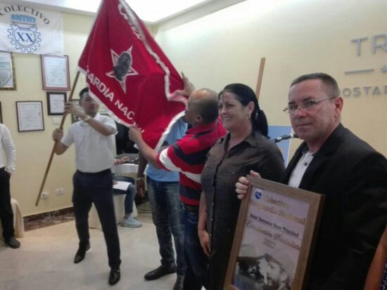 Hotel Iberostar Heritage Grand Trinidad recibe la bandera de Colectivo Vanguardia Nacional. Fotos: Alipio Martínez Romero/Radio Trinidad Digital.