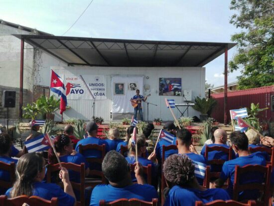 Momento de la entrega a la Comercializadora Mayorista ITH Trinidad, de la bandera de Colectivo Vanguardia Nacional.