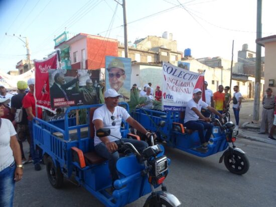 Colorido y entusiasmo en el desfile trinitario por el Primero de Mayo. Foto: Facebook.