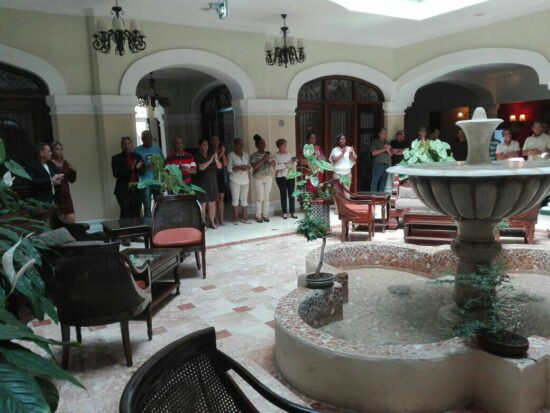 Trabajadores del hotel Iberostar Heritage Grand Trinidad, festejan su condición de Colectivo Vanguardia Nacional.