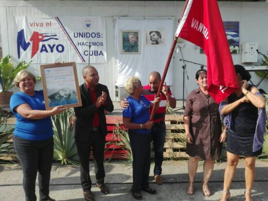 Comercializadora Mayorista ITH Trinidad recibe la bandera de Colectivo Vanguardia Nacional.