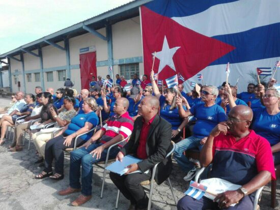 Momento de la entrega a la Comercializadora Mayorista ITH Trinidad, de la bandera de Colectivo Vanguardia Nacional.