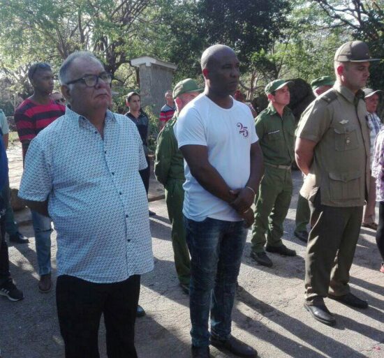 Alberto Delgado del Pino (izq) en el homenaje a su padre, el Héroe de los Órganos de la Seguridad del Estado, Alberto Delgado Delgado.