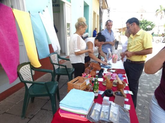 Propuestas por el Día de las Madres, a cargo de Artex, en la ciudad de Trinidad y otros territorios. Fotos: Artex.