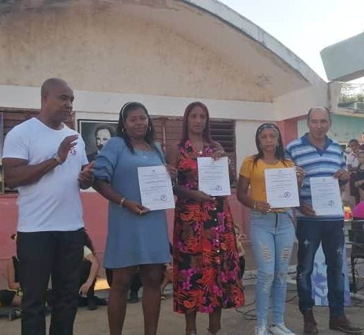 Entregan categoría de Docente Especialista Principal a un grupo de maestros y profesores en el aniversario 128 de la caída en combate de José Martí. Foto: Educación Trinidad.