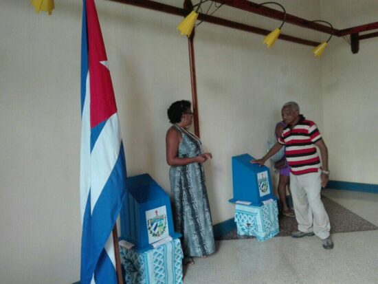 Los delegados de la Asamblea Municipal del Poder Popular de Trinidad ejercen su derecho al voto para elegir al gobernador y al vicegobernador de la provincia de Sancti Spíritus.