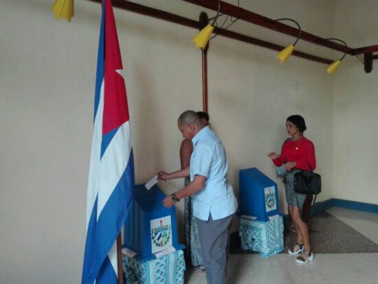 Los delegados de la Asamblea Municipal del Poder Popular de Trinidad ejercen su derecho al voto para elegir al gobernador y al vicegobernador de la provincia de Sancti Spíritus.