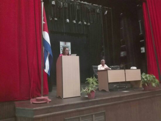 El presidente delo Consejo Electoral Municipal, Luis Jiménez Zúñiga, y la diputada espirituana al parlamento cubano Dayamí Oliva Pineda, designada por el Consejo de Estado, informan a los delegados las características de este proceso y los propuestos para gobernador y vicegobernador de la provincia espirituana. Fotos: Alipio Martínez Romero/Radio Trinidad Digital.